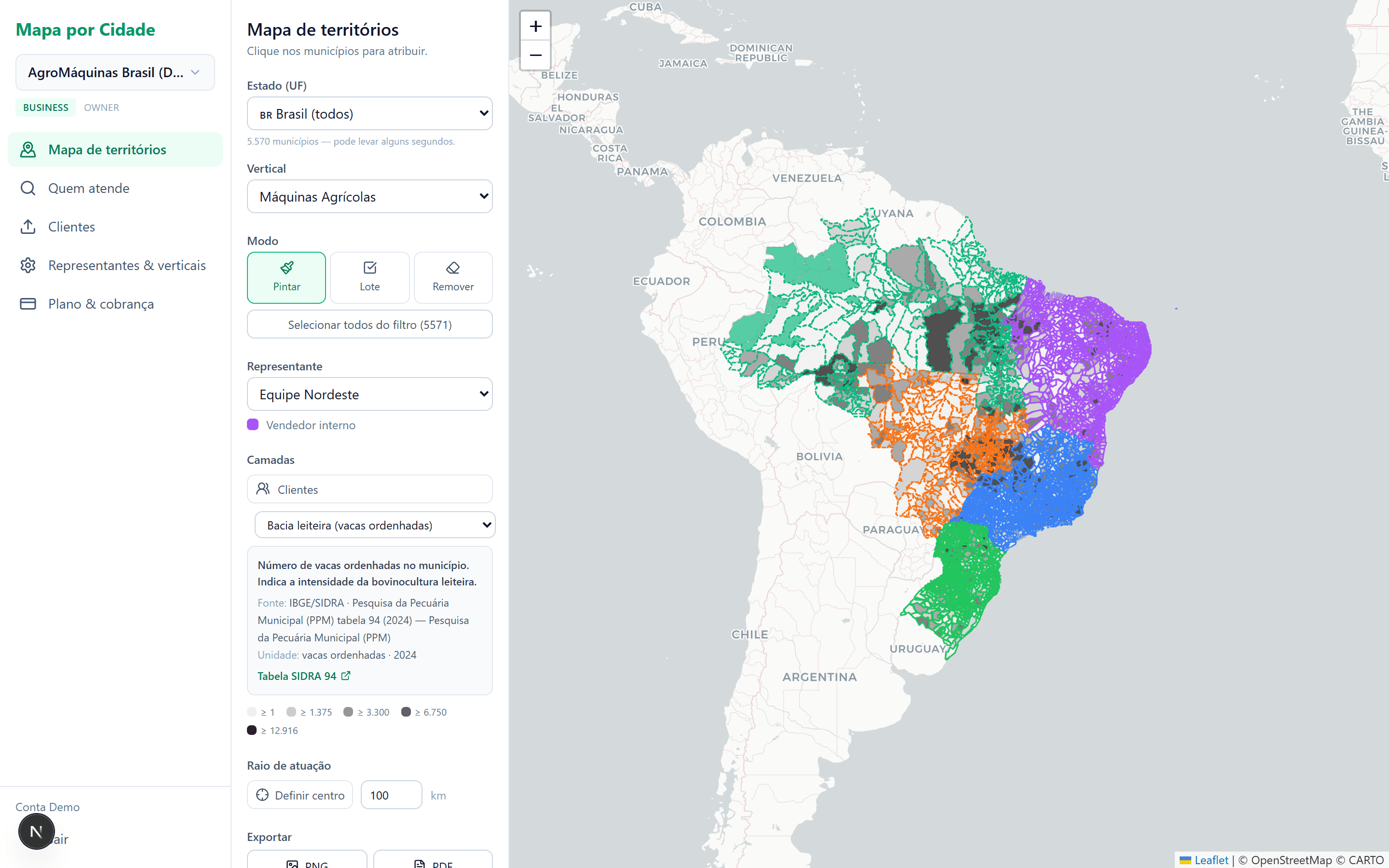 Camada de bacia leiteira (vacas ordenhadas, fonte IBGE) colorindo os municípios do Brasil sobre o mapa de territórios